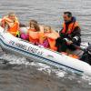 Gut gesichert: Die Fahrt mit dem Schlauchboot war der Höhepunkt des Ferienprogramms, das die Feuerwehr in Himmelstadt anbot.