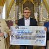 (ru)   Eine Überraschung hielt der Vorsitzende des Dreifaltigkeitsverein Stadtschwarzach zur Kirchweih für Gerlachshausen bereit: Alois Fröhling (rechts) übergab 500 Euro an Kirchenpfleger Georg Metzger. Das Geld ist eine Unterstützung zur fast abgeschlossenen Renovierung der Sankt-Ägidius-Kirche. Auch Pfarrer Pater Matthäus Sandrock dankte für die Spende. Der Dreifaltigkeitsverein organisiert die jährliche Wallfahrt nach Gößweinstein. Aus den Beiträgen der Mitglieder wurden in den vergangenen Jahren immer wieder mildtätige Zwecke unterstützt.