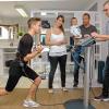 (eh)   Mit der Eröffnung der „EMS-Lounge“ wird in Bad Neustadt eine neue Methode des Muskeltrainings etabliert. In seinem Studio in der Bauerngasse bietet Inhaber Alexander Wenzel (rechts) ein Verfahren an, bei dem Muskeln gezielt elektrisch stimuliert werden. Dazu wird eine spezielle Weste getragen, die Mitarbeiter Joshua Schlembach bei der Eröffnung demonstrierte. Das mit Elektroden bestückte Kleidungsstück überträgt elektrische Impulse direkt auf die Muskelgruppen und verstärkt den Effekt der auf das Verfahren abgestimmten Übungen. Die Methode soll darüber hinaus gelenkschonend sein und Bauchfett abbauen. 20 Minuten Training pro Woche sollen acht Einheiten herkömmlichen Krafttrainings ersetzen. „So kann man sich in der Mittagspause fit machen ohne übermäßigen Aufwand“, sagt Alexander Wenzel. Das Studio ist montags bis freitags von 10 bis 20 Uhr und samstags von 11 bis 14 Uhr geöffnet.FOTO: Eckhard Heise