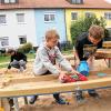 Goldene Zeiten für die Kinder: Sie sind nicht nur gut untergebracht, sondern können sich auch in Matsch und Sand austoben - im eigenen Hof der Einrichtung, dem Goldenen Kinderdorf.