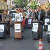 Die Unterspiesheimer kehrten: Nach dem Abzug der Rechten kehrten sie den Platz, auf dem sich der Info-Stand befand. Den „braunen Dreck“ warf man in Mülltonnen.