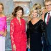 Defilee in der Residenz: Königin Silvia von Schweden (Zweite von links) begrüßt das Volksmusikduo Marianne und Michael. Mit dabei die Vorstandsvorsitzende der Stiftung Childhood in Deutschland, Anka Wittenberg (links).