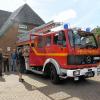 Feuerwehrauto aus dem Hohen Norden: Bürgermeister Robert Melber und Feuerwehr-Kommandant Harald Krummrein (links außen) mit Feuerwehrleuten aus Wyk bei der Besichtigung des neuen Fahrzeuges für die Auber Feuerwehr.