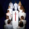 (plo)  Zu Beginn des Schuljahres haben 15 Ehemalige ihren Weg zurück in das Münsterschwarzacher Egbert-Gymnasiums (EGM) gefunden, um eine schwarze Komödie auf die Bühne zu bringen. Das „Theater E“, wie sich die Gruppe nennt, besteht in wechselhafter Besetzung seit 2008. Jedes Jahr in den Semesterferien der Universitäten treffen sich ehemalige Schüler und erarbeiten meist komödiantischen Bühnenstoff, lässt das EGM wissen. Die Leitung übernahmen in dieser Saison der Schauspieler Marcus Krone, der Student für Multimedia und Kommunikation Marius Mülhaupt und die Referendarin Lena Moser. „Tod zu sein ist komisch“ basiert auf einer britischen Komödie und erzählt von einer Beerdigung: Edwin ist tot und damit fangen für seinen Sohn Daniel Probleme an. Schnell wird die Beerdigung zum Schauplatz von Streitereien, Beziehungskrisen, Hypochondrie und Drogenunfällen. Aufgeführt wird die skurrile Komödie am Freitag und Samstag, 18. und 19. September jeweils um 19.30 Uhr sowie am Sonntag, 20. September, um 19 Uhr in der Aula (Theatersaal) des Gymnasiums, der Eintritt ist frei.