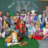 (mabe)   19 Schüler der Grundschule Gerolzhofen/Oberschwarzach hatten am Dienstag ihren ersten Schultag in der Oberschwarzacher Schule. Nach einem ökumenischen Gottesdienst mit Pastoralreferentin Barbara Gößmann-Schmitt und Pfarrer Erich Eyßelein wurden die ABC-Schützen der Ganztagsklasse 1g in der Turnhalle des Ortes willkommen geheißen. Die 2g wünschte den Erstklässlern mit einem Lied einen guten Morgen, die 2d begrüßte sie mit einer Zumba-Choreografie. Rektor Helmut Schmid war es in seiner Begrüßungsrede ein Anliegen, dass Eltern und Schule die Erziehungsarbeit gemeinsam erbringen. Über soziale Netzwerke sind Eltern sehr eng miteinander vernetzt, dadurch könnte viel Kommunikation am Kind vorbeilaufen. Daher appellierte er an die Eltern: „Reden wir miteinander und nicht übereinander“. Die Grüße der Marktgemeinde Oberschwarzach überbrachte der zweite Bürgermeister Armin Zehner, der Kinder und Eltern in der Gemeinde und in der Schule willkommen hieß. Zum Schluss sang die 4g nicht nur ein Lied, sondern führte mit Sprechgesängen auch ein kleines „Begrüßical“ auf. Anschließend gingen die 13 Kinder aus Gerolzhofen und Rügshofen, zwei aus der Gemeinde Lülsfeld, drei aus der Gemeinde Oberschwarzach und ein Schulkind aus Geesdorf mit ihrer Klassenlehrerin Sabine Schuhmann ins Klassenzimmer. Während der ersten Schulstunden der Kinder, bewirteten die Schülereltern der letztjährigen ABC-Schützen die Eltern der diesjährigen mit Kaffee und Kuchen. Und schließlich freuten sich die Erstklässler auf das Öffnen der Schultüte.