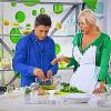Deutsch-italienisches Kochduo: Die aus Kitzingen stammende Ela Weber mit Mattia Poggi in der Kochshow des Senders „Alice kochen“.