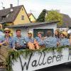 Gut gelaunt: die „Wallerer Dorfjugend“ beim Kirchweihumzug.