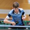 (wro)   Mit einer makellosen Bilanz von 13:0-Siegen bei 39:6-Sätzen gewann Bastian Herbert das bayerische Tischtennis-Verbandsranglistenturnier der Schüler in Ochsenfurt. Das Ausnahme-Talent des Landesligisten TV Etwashausen hat sich damit für das Top-48-Bundesranglistenturnier der Schüler am 24./25. Oktober in Goslar qualifiziert. Das Feld in Ochsenfurt war mit 16 Teilnehmern sehr stark besetzt. Die Veranstaltung ging aus diesem Grund auch über zwei Tage. Am Samstag musste Herbert neun Spiele absolvieren, am Sonntag noch einmal sechs. Weil die Mitfavoriten Daniel Rinderer (DJK Ruhmannsfelden) und Petros Sampakidis (TuS Fürstenfeldbruck) aus Verletzungsgründen nach dem ersten Turniertag ausstiegen, kamen deren Spiele nicht in die Wertung. Aber auch diese beiden Konkurrenten hatte der Neuntklässer der Richard-Rother-Realschule in Kitzingen bezwungen. Am kommenden Wochenende hätte Herbert beim Jugend-Verbandsranglistenturnier in Dillingen starten können. Dort wurde er freigestellt, weil gleichzeitig ein internationales Schülerturnier in Hannover stattfindet. Aber auch in der Niedersachsen-Metropole wird der Kitzinger nicht an der Platte stehen. Diesmal hat die Schule Vorrang. Am Sonntag brechen Bastian Herbert und seine Klassenkameraden zu einer einwöchigen Sprachreise nach London auf.