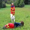 Aufspüren eines Verletzten: Erst sucht der Hund allein und holt dann Hilfe. Im Bild sind Renate Braunbeck und Faye unterwegs.