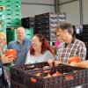 (amk)   Biologische Produkte und Innovationen zeichnen das Unternehmen Georg Thalhammer aus Steinfeld aus. Wie Landtagsabgeordneter Günther Felbinger bei seinem Besuch zusammen mit Kreisrätin Brigitte Riedmann (Lohr), den Gemeinderäten Marco Pintar (Neuendorf), Anja Herterich und Luzia Stamm (beide Steinfeld) sowie dem stellvertretenden FW-Landesvorsitzenden, Simson Hipp (Schollbrunn), feststellte, sind die innovativen Bio-Kürbis-Produkte von Georg Thalhammer mittlerweile deutschland- und teilweise europaweit im Regal von Supermärkten und Lebensmittelgeschäften erhältlich. Das Bio-Unternehmen vertreibt neben Kürbissen ebenso Kürbis-Produkte aus eigener Herstellung und wurde dafür auf der Biofach 2015 zweimal mit dem „Best Product Award“ ausgezeichnet. Felbinger hob bei seinem Besuch die Bedeutung der Landwirtschaft für den Landkreis hervor, aber auch die unbedingt nötigen Innovationen, um landwirtschaftliche Produkte den Verbrauchern erfolgreich anzubieten. Begeistert zeigte sich auch Kreisrätin Brigitte Riedmann, dass „unsere Region einen solch bedeutenden und innovativen Betrieb“ habe. Gemeinderätin Luzia Stamm stimmte zu: „Wir sind froh, dass wir in Steinfeld so einen erfolgreichen Betrieb haben.“