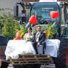 (loh)   Nach der kirchlichen Trauung von Alexander und Karin Fischer, geborene Klühspies, wurde das Paar angemessen empfangen. Ein halbes Dutzend Landwirte stand mit Traktoren bereit und begleitete den Gemeinderat und Landwirt, der einen der größten milchproduzierenden Betriebe der Region besitzt, sowie die Braut auf der Fahrt durch den Ort.