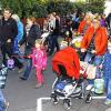 (bag)   Mit dem Lampionzug der Kinder, dem Umzug auf die Festwiese und dem Anstich des Kirchweihfestbieres durch Bürgermeister Herbert Volkamer und Gerhard Brunner von der Kulmbacher Brauerei begann am Samstagabend die fünftägige Kirchweih in Markt Einersheim. Bereits am Freitag gab es Wirtschaftsbetrieb im Vereinsheim des Sportvereins. Für den heutigen Montag steht um 13 Uhr der festliche Umzug des Gräflichen Schützenvereins von 1603 zusammen mit der historischen Burschenschaft vor dem Schloss auf dem Programm. Zu den Klängen der Altmannshäuser Musikanten folgt der Ehrentanz der Chargierten auf dem Tanzboden der Festwiese. Am Dienstag, 22. September, führt die historische Burschenschaft den Festzug an, der Gräfliche Schützenverein und die übrigen Vereine schließen sich zur Huldigung vor dem Schloss an. Es folgen Grußworte und der Ehrentanz auf der Festwiese, bevor um 14 Uhr das Bürgerschießen mit Tombola sowie um 18.30 Uhr die Proklamation des Bürger- und des Jugendbürgerkönigs sowie der Ritter auf dem Programm stehen. Auch am Dienstag spielen die Altmannshäuser Musikanten.
