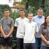 Die Neuen begrüßt: im Bild von links Oliver Mohn (Geschäftsführer); Bryan Wolf (Niederlassung Bad Neustadt); Markus Brem (Niederlassung Bad Neustadt); Kevin Katke (Niederlassung Erfurt); Philipp Michel (Niederlassung Erfurt); Oliver Volkmer (Gebäudereinigermeister); Louise-Eileen Aberle (Niederlassung Bad Neustadt); Sigrid Then (Prokuristin), Jennifer Rottmann (Gebäudereinigermeisterin/Ausbilderin). Es fehlt Steffen Leinweber (Niederlassung Fulda).