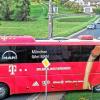 (rik)   „Erleben, was verbindet“ steht auf dem Mannschaftsbus des FC Bayern München. Schon sehr oft sind die Oberndorfer FCB-Fans zu Spielen der Bayern nach München gefahren. Jetzt kam ein ungeplanter Gegenbesuch, auch wenn es nur der leere Mannschaftsbus war, der am Freitagabend kurz nach 18 Uhr in Oberndorf strandete. Wegen der Sperrung eines Teilstücks der Staatsstraße und bei gleichzeitigem Stau auf der A 3 verirrte sich der Bus der Star-Kicker durch die Grunddörfer auf dem Weg zum Flughafen Frankfurt. Im Oberndorfer Wiesengrund endete die Irrfahrt. Dort drehte der Busfahrer, um die Bayernstars, die am Samstag mit dem Flugzeug zum Darmstadt-Spiel nach Frankfurt flogen, rechtzeitig und sicher dort abzuholen.