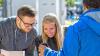 Entspannte Sozialberatung: Ein Flüchtling zeigt den Asylsozialarbeitern Leoni Sengenberger und Philip Koppenhöfer auf dem Handy ein Bild seiner Frau. Entspannte Sozialberatung: Ein Flüchtling zeigt den Asylsozialarbeitern Leoni Sengenberger und Philip Koppenhöfer auf dem Handy ein Bild seiner Frau.