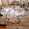 Letzte Handgriffe: Von Freitagabend bis Sonntagnachmittag tüftelten die Jugendlichen für das Domino-Event. Einer allein hätte wohl 50 Stunden für den Aufbau gebraucht.