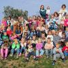 (sc)   Magdalena Werner wusste genau, warum ihr Papa Bernd Werner und Ludwig Klarmann vom Hofheimer Fanfaren- und Spielmannszug sowie Liane Höhn vom Vergnügungspark Schramm am Kirchweihmontag die Kinder im Kindergarten St. Josef in Hofheim besuchten: „Weil in Hofheim Kirchweih ist und da bekommen wir Gutscheine“, sagte die Fünfjährige. Und dann kam es aus vielen kleinen Kehlen durcheinander geschossen: „Ich war auch auf der Kirchweih“, „Ich bin Karussell gefahren“, „Ich bin Auto-Scooter gefahren“, „Ich hab Zuckerwatte gegessen“, „Ich hab 'ne Bratwurst gegessen“. Und das konnten die Kinder dann am Familientag am Kirchweihmontag noch einmal machen, denn die drei Besucher verteilten an die Bären, Frösche, Zwerge und Schnecken Gutscheine für Karussellfahrten, Bratwürste und Limo. Im Bild sind die Kindergartenkinder mit Ludwig Klarmann (links), Bernd Werner (Zweiter von links), Liane Höhn (rechts) und ihren Erzieherinnen Carola Caupert-Müller, Claudia Mildner, Carolin März, Helga Greb, Daniela Mücke, Christine Sterling, Monika Kolb Manuele Wolf und Jutta Hirschlein.