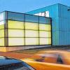 (kwi)   Der Architekten- und Ingenieurverein (AIV) Schweinfurt vergibt in diesem Jahr zum fünften Mal den Theodor-Fischer-Preis. Der Preisträger wird am 9. Oktober bekannt gegeben. Alle eingereichten Arbeiten werden vom 10. bis 12. Oktober, 10 bis 16 Uhr, in der Halle Altes Rathaus ausgestellt. Benannt ist der Preis nach dem 1862 in Schweinfurt geborenen Architekten, der in München und Stuttgart stadtbildprägend gewirkt hat. Roderich Fick, Architekt des Schweinfurter Ernst-Sachs-Bades, das heute die Kunsthalle beherbergt, sah in Fischer einen wichtigen Mentor, den er auch beim Bau des Bades um Rat fragte. 2003 vergab der AIV den Preis an Architekt Peter Kuhn von Baur Consult Haßfurt für den Bau einer Werkhalle für ZF Sachs. Werner Küntzel, damals Leiter des Hochbauamtes der Stadt, wurde 2005 für den Neubau der Turnhalle für die Wilhelm-Sattler-Realschule (im Bild) ausgezeichnet. 2007 ging der Preis an Architekt Jose Marquez vom Berliner Büro Bruno Fioretti Marquez für Sanierung und Transformation des Ebracher Hofs in eine Stadtbücherei. Überraschend die Entscheidung der Jury 2010: Den Preis für den Sanierung eines Wohnhauses in der Rhönstraße bekamen Manuel Schwefer vom Büro Mainarchitekten und Bauherrin Christine Wessing. Alle Preisträger sind im Architekturführer Schweinfurt beschrieben, den der AIV 2014 herausgegeben hat. Dotiert ist der Preis bekanntlich nicht. Neben der Ehre, ein vorbildliches Gebäude geschaffen zu haben, bekommt der Preisträger eine Stele.