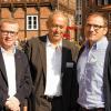 Stefan Höflich (rechts) von Karlburger Holzbau, Professor Franz Josef Radermacher (Mitte) und 81fünf-Vorstand Thomas Elster.