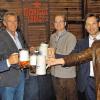 Ein Prosit auf den Firmen-Geburtstag: Mit drei Schlägen des Inhabers Erik Heijink und unter der Assistenz von Peter Himmel von der Brauerei Kesselring und des Geschäftsführers Roland Theis wurde das Bierfass bei der Feier zum 30. Geburtstag von Deinzer+Weyland angezapft. Im Bild von links: Erik Heijink, Oberbürgermeister Siegfried Müller, Peter Himmel, Roland Theis und  Niederlassungsleiter Dieter Wallrapp.