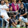 Gelungen: Andreas Langendörfer (links) wurde den Ball rechtzeitig los. Mit dem VfB Burglauer schaffte er ein 1:1-Unentschieden bei Tabellenführer FC Strahlungen (Steffen Hein).