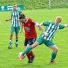 Den Fuß rein: Thomas Hartung (FC Hammelburg/rechts) gegen den Diebacher Patrick Schmähling.Foto: ssp