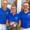 (hop)   Dr. Michael Strick (links) und Dr. Michael Müller haben Barbara Müller für ihre 40-jährige Treue zu ihrer Orthopädiepraxis geehrt. Sie begann 1975 ihre Lehre als Arzthelferin in der orthopädischen Praxis Dr. Röthlein in Karlstadt im Haus Hauptstraße/Ecke Schützengasse. Dr. Anders übernahm diese Praxis von 1992 bis 2004, ehe 2005 Dr. Strick folgte, dem sich ein Jahr später Dr. Müller anschloss. Barbara Müller hat einige Veränderungen mitgemacht. So wurden zu Beginn ihrer Zeit noch keine Termine vergeben, sondern die Patienten warteten, bis sie drankamen. Röntgenbilder wurden per Hand entwickelt. Vor allem verordneten die Orthopäden früher oft Ruhigstellung. Bei Wirbelsäulenverkrümmungen bekamen Kinder ein Gipsbett, indem sie schlafen mussten. Heute wird möglichst bald mit funktioneller Bewerbungstherapie begonnen.