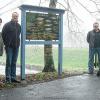 (wde)   Auf Initiative der Hegefischereigenossenschaft der Lohr wurde in der Wöhrde eine Tafel aufgestellt, auf der anschaulich dargestellt ist, welche Fischarten dauerhaft oder zeitweise in der Lohr leben. 80 Prozent der Kosten übernahm der Fischereiverband Unterfranken, den Rest die Hegefischereigenossenschaft; der Bauhof der Stadt Lohr errichtete den Rahmen und stellte die Tafel an der Brücke zum hinteren Teil der Wöhrde auf. Laut 2. Bürgermeisterin Christine Kohnle-Weis hat der Vorsitzende der Bund-Naturschutz-Ortsgruppe Lohr, Torsten Ruf, für das Naherholungsgebiet Wöhrde das Wegekonzept „Wiese – Wein – Wald“ entwickelt. Die Wiesen, die früher über ein Grabensystem bewässert wurden, befinden sich in der Wöhrde selbst, Wein wird am Hang über der Bahnlinie angebaut und im Wald darüber wird „der Weg zum Naturwald“ auf Tafeln erläutert. „Das vierte W fehlt eigentlich“, meinte Kohnle-Weis mit Blick auf das Wasser der Lohr. Wie auf der im Atelier Ziegler (Kitzingen) gefertigten Tafel zu sehen ist, gibt es in der Lohr elf Fischarten, den europäischen Flusskrebs und die Flussperlmuschel. Bei den Fischen handelt es sich um Aal, Äsche, Bachforelle, Bachneunauge, Döbel, Dreistacheliger Stichling, Elritze, Hasel, Koppe, Nase und Rotauge. Laut Karl Scherer von der Hegfischereigenossenschaft kommen die auf der Tafel beschriebenen Fische nur zum Laichen in die Lohr; als Beispiele nannte er Nase und Döbel. Thomas Hartmann, 2. Vorsitzender des Fischereiverbandes Unterfranken, erläuterte, dass man die Beschreibungen bewusst aufs Wesentliche beschränkt habe. Harald Schlundt, 2. Vorsitzender der Hegefischereigenossenschaft, wies darauf hin, dass der Biber für die Lohr mittlerweile zum Problem geworden sei. Dadurch, dass die Tiere Dämme bauten, werde die Durchgängigkeit des Flüsschens für Fische beeinträchtigt. Auf unserem Foto sind zu sehen (von links): Manfred Wirth, Peter Bechold (beide Stadt Lohr), Thomas Hartmann (Fischereiverband Unterfranken), Harald Schlundt, Karl Scherer (beide Hegefischereigenossenschaft der Lohr), 2. Bürgermeisterin Christine Kohnle-Weis.