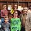 (ppe)    Linda Schmitt aus Schwarzach setzte sich beim Vorlesewettbewerb des Egbert-Gymnasiums durch und vertritt ihre Schule nun beim Kreisentscheid. Linda stellte ihr Buch „Wir vom Brunnenplatz“ von Christine Fehér auf hervorragende Weise dar, heißt es in der Mitteilung der Schule. Sie fasste den Inhalt kurz zusammen, weckte die Neugierde bei den Zuhörern und zeigte besonderes Einfühlungsvermögen beim Lesen. Auch der unbekannte Textauszug aus Richard Kurtis Roman „Krieg der Affen“ bereitete ihr beim Lesen keine Schwierigkeiten. Unser Bild zeigt die Klassensieger, die sich für den Schulwettbewerb qualifiziert hatten (hinten von links): Christian Graf (Jury), Ramon Scholl, Till Zörner, Linda Schmitt, Laura Kleedörfer, Herbert Müller (Jury); (vorne von links): Judith Schmitt (Jury), Lilly Meidl, Leon Richter, Laurin Stark, Schulleiter Robert Scheller und Luca Hammer.