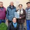 (brp)   Bereits vor mehr als zehn Jahren wurden in Zeilitzheim an historischen Gebäuden Tafeln angebracht, die über die Bauwerke, ihre Geschichte und die Hintergründe hierzu informieren. Urheber waren damals Hilmar Spiegel und Kurt Scheuering vom Historischen Arbeitskreis Zeilitzheim. Auf Initiative des Vereins Fränkisches Wein- und Kulturland (FWK) der Gemeinde Kolitzheim wurden nun auch Gebäude in den anderen sieben Orten der Gemeinde mit insgesamt 51 solcher Informationstafeln versehen. Mit viel Arbeits- und Zeitaufwand beschäftigten sich in jedem Ortsteil eine oder mehrere Personen mit der Historie des Dorfes und legten den Text und den Ort für die Befestigung fest. Dies waren in Kolitzheim Reinhold Holzheid, in Gernach Hugo Hetterich, in Lindach Kurt Albert, in Herlheim Arnold Heß, in Oberspiesheim Rainer Ullrich, in Unterspiesheim Josef Ortner und Eric Dittmann und in Stammheim Monika Ziegler. Weitere Personen halfen bei der Montage an den vorgesehenen Stellen. Für alle diese Arbeiten bedanken sich die Verantwortlichen des FWK. Stellvertretend für alle in dieses Projekt Involvierte sind in diesem Bild folgende Personen beim Anbringen der Tafeln in Herlheim zu sehen: (von links) Gemeinderat Walter Wiegand, Arnold Hess, Gemeinderätin Katharina Graf, Elsbeth Redweik vom  FWK, und Edgar Kleinhenz, Helfer bei der Befestigung.