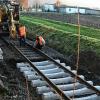 Die wegen des Ausbaues der Weiche entstandene Lücke im Gleis der Museumsbahn wird im Unterbau mit Betonschwellen geschlossen.FOTO: Peter Federlein