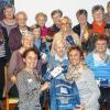 (gi)   Als Dankeschön für den Einsatz wurden die ehrenamtlichen Helfer des Pfründnerspitals in Arnstein zu einer Kaffeetafel eingeladen. Heimleiterin Heike Schöllhammer bedankte sich für das Engagement mit hausgebackenem Weihnachtsstollen und einer Pfründnerspital-Tasche. Schöllhammer betonte, dass die Ehrenamtlichen einen sehr wertvollen Dienst leisteten, da sie „Lebensqualität in das Haus tragen“. Zirka 75 Senioren würden von den Einsätzen der Ehrenamtlichen profitieren. Ihre Hilfsdienste reichen von Beschäftigungs- und Basarangeboten der Gruppe Frohsinn, Besuchsdiensten, Kirchendiensten, Mithilfe bei Ausflügen bis hin zu Sterbebegleitungen. Auch die Sozialdienstleiterin Rita Landgraf bedankte sich für deren Dienste. Ein Film zeigte einen Rückblick über das Jahr 2015. Unser Bild zeigt von links hinten: Appolonia Steimer, Agnes Meier, Lore Bauer, Gunda Neder, Hannelore Kosikors, Ulla Laudensack, Irmgard Scheuring-Reitzenstein, Waltraud Weiss, Annemarie Wendel und Daniela Wolf. Vorne von links Elfriede Amthor, Heike Schöllhammer, Veronika Feierfeil, Gertrud Aschenbrenner und Cäcilie Weiss.