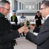 Eulen als Symbol: Domkapitular Helmut Gabel (rechts) dankt Ruthard Ott.