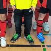 In der Gerolzhöfer Dreifachturnhalle kicken in diesem Winter keine Fußballerbeine das runde Leder ins Tor: Die üblichen Hallenturniere der Jugend, der ersten Mannschaft und der Alten Herren sowie vier BFV-Turniere und die offene Stadtmeisterschaft können hier nicht stattfinden, weil die Halle weiterhin als Notunterkunft für Flüchtlinge belegt ist. Unser symbolisch ausgewähltes Bild zeigt übrigens echte Gerolzhöfer Fußballjugendbeine: nämlich die der U 9-2 des FC Gerolzhofen, als sie im Januar mit ihrem frisch gesponserten Trikotsatz posierte.
