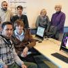 Der Internet-Treff ist gestartet: Im Obergeschoss im Treffpunkt stehen jetzt fünf Computer allen Nutzern, die zuhause keinen PC haben, zur Verfügung. Im Bild (hinten von links) Arbeitskreis-Leiterin Ursula Schäfer, Mojeib Hassan, Mohamad Raffed, Gabi Schleicher und Maria Rieth vom Solidaritätsteam sowie (sitzend) Mohamed Raffed und Mittelschüler Lukas Woit, der Hilfestellung beim PC-Gebrauch gibt.