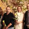 (wwo)   Bei der Weihnachtsfeier des Großlangheimer VdK-Ortsverbandes im Gasthaus Grebner wurden Stefan Kirch und Hildegard König für zehnjährige Treue zum VdK geehrt. Annemarie Paul (links), Vorstandsmitglied im VdK-Kreisverband und Ortsverbandsvorsitzender Günter Schmidt (rechts) übergaben die Auszeichnung. Bürgermeister Karl Höchner, der mit der Drehorgel fürdie musikalische Begleitung der weihnachtlichen Lieder sorgte, hob die segensreiche Tätigkeit des VdK hervor und Schmidt freute sich in seiner Weihnachtsansprache besonders darüber, „dass sich die Menschen in dieser Gemeinschaft wohl und gut betreut fühlen und an unseren Veranstaltungen teilnehmen."