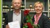 (hawo)   Geschäftsführer Klaus Hammelbacher feierte 25-jähriges Betriebsjubiläum bei Maintal Konfitüren. Im Rahmen der Weihnachtsfeier überbrachten ihm die Mitarbeiter ihre Glückwünsche, berichtet das Unternehmen. Geschäftsführerin Anne Feulner (im Bild) würdigte die Verdienste ihres Schwagers in einen Rückblick auf seine beruflichen Stationen. Der Diplom-Biologe trat am 1. Dezember 1990 in das Familienunternehmen, das damals noch als Maintal Obstindustrie firmierte, ein. Mit seinem Schwiegervater Helmut Müller und seiner Schwägerin Anne Feulner habe er das Unternehmen und die Marktführerschaft bei Hagebuttenkonfitüre kontinuierlich ausgebaut. 1999 übernahm er mit Feulner die Geschäftsleitung. Er habe die Neuausrichtung des Unternehmens vorangetrieben. Im Jahr 2000 habe Hammelbacher die Bedeutung von Bio-Produkten erkannt und sei federführend an der Einführung der Biolinien „Annes Feinste“ für den Naturkostfachhandel und „Maintal Bio“ für den klassischen Lebensmittelhandel beteiligt gewesen. Als Biologe stünden für Klaus Hammelbacher immer auch ökologische Aspekte und der schonende Umgang mit den Ressourcen im Vordergrund. Heute hat Klaus Hammelbacher als Geschäftsführer den Angaben zufolge die Verantwortung für die strategische und operative Steuerung des Unternehmens mit den Schwerpunkten Vertrieb Inland und Export, Produktion, Produktentwicklung und Technik. Der Konfitürehersteller beschäftigt nach eigenen Angaben 82 Mitarbeiter.