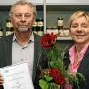 (hawo)   Geschäftsführer Klaus Hammelbacher feierte 25-jähriges Betriebsjubiläum bei Maintal Konfitüren. Im Rahmen der Weihnachtsfeier überbrachten ihm die Mitarbeiter ihre Glückwünsche, berichtet das Unternehmen. Geschäftsführerin Anne Feulner (im Bild) würdigte die Verdienste ihres Schwagers in einen Rückblick auf seine beruflichen Stationen. Der Diplom-Biologe trat am 1. Dezember 1990 in das Familienunternehmen, das damals noch als Maintal Obstindustrie firmierte, ein. Mit seinem Schwiegervater Helmut Müller und seiner Schwägerin Anne Feulner habe er das Unternehmen und die Marktführerschaft bei Hagebuttenkonfitüre kontinuierlich ausgebaut. 1999 übernahm er mit Feulner die Geschäftsleitung. Er habe die Neuausrichtung des Unternehmens vorangetrieben. Im Jahr 2000 habe Hammelbacher die Bedeutung von Bio-Produkten erkannt und sei federführend an der Einführung der Biolinien „Annes Feinste“ für den Naturkostfachhandel und „Maintal Bio“ für den klassischen Lebensmittelhandel beteiligt gewesen. Als Biologe stünden für Klaus Hammelbacher immer auch ökologische Aspekte und der schonende Umgang mit den Ressourcen im Vordergrund. Heute hat Klaus Hammelbacher als Geschäftsführer den Angaben zufolge die Verantwortung für die strategische und operative Steuerung des Unternehmens mit den Schwerpunkten Vertrieb Inland und Export, Produktion, Produktentwicklung und Technik. Der Konfitürehersteller beschäftigt nach eigenen Angaben 82 Mitarbeiter.