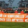 Jahresausklang am Dallenberg: Die Kickers-Spieler bedanken sich nach dem 0:0 gegen den SV Wehen Wiesbaden bei den Fans.