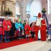 (plo)   Große Augen machten die Casteller Kindergartenkinder, als der Heilige Bischof Nikolaus während des Familiengottesdienstes in die Kirche kam. Nachdem sich die erste Aufregung gelegt hatte, trugen die Großen des Kindergartens dem Nikolaus Gedichte vor, heißt es in einer Mitteilung des Kindergartens. Zum Ende des Gottesdienstes sangen die Jungen und Mädchen gemeinsam und lautstark „Nikolaus, Nikolaus, pack die Taschen aus …“ und freuten sich, als der heilige Mann ihre Bitte erhörte und jedem Kindergartenkind und Gottesdienstbesucher ein Säckchen mit Geschenken überreichte.