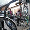 (ue)   Gemeinsam, nicht gegeneinander, in die Pedale treten, um sicher vorwärts zu kommen: Darum ging es bei einer Fahrrad-Fitmach-Aktion der Niederwerrner VCP-Pfadfinder, Stamm „Eyrich von Münster“, und der Werkstatt von „Wolfis Bike Ranch“. Ziel war es, die Drahtesel einheimischer Kinder sowie jugendlicher Asylbewerber für die kalte Jahreszeit zu ertüchtigen und allgemein die Verkehrssicherheit zu erhöhen. Am Lauerbachshof warfen dann Christa und Eginhard Müller vom „Verband Christlicher Pfadfinderinnen und Pfadfinder“ (VCP) sowie Fahrrad-Experte Wolfgang Brand einen Blick auf die „Bikes“. Die Nachfrage war überschaubar, immerhin brachte das Kolping-Bildungszentrum Schweinfurt einen Lieferwagen mit Rädern des Jugendwohnheims vorbei, das sich um unbegleitete minderjährige Flüchtlinge kümmert. Bei den Gebrauchtmodellen, die den Asylsuchenden aus Afrika und dem Mittleren Osten etwas Mobilität verschaffen sollen, gab es dann doch einigen Ausbesserungsbedarf, von der Bremse bis zum Sattel.