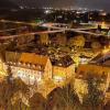 Die Stadt leuchtet nicht nur weihnachtlich: Blick von der Scherenburg auf Gemünden.