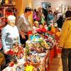 (gmv)   Der erste Rottendorfer Hobbykünstlermarkt war ein voller Erfolg, heißt es in einer Pressemitteilung. Rund 40 Aussteller präsentierten ihre Waren im Wasserschloss. Das Angebot reichte von selbsthergestellten Leckereien über Malerei bis hin zu Näh- und Handwerkskunst. „Leider konnten wir gar nicht alle Anfragen von Hobbykünstler berücksichtigen“, erklärte Mirjam Gawenda, Leiterin des Rottendorfer Haus der Begegnung und Mitorganisatorin. Auf dem Parkplatz vor dem Wasserschloss gab es an den Buden der Organisatoren, Haus der Begegnung und Partnerschaftskomitee, Kaffee und Gebäck, Bratwurst, Glühwein und Crepes. Für die Kinder kam der Nikolaus und verteilte gut 150 Päckchen. Musikalisch wurde die Veranstaltung von drei verschiedenen Formationen der Musikkapelle Rottendorf und Schülern der Grundschule Rottendorf bereichert. Den Beginn machte das Bläserensemble. Die Grundschüler sangen deutsch-französische Weihnachtslieder und das Grundstufenorchester ließ Weihnachtsmelodien erklingen. Den musikalischen Schlussstein bildete das Saxophonquartett in abendlicher Adventsatmosphäre.