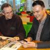 Interaktiv spielen: Der pädagogische Fachbetreuer der Umweltbildungsstätte Oberelsbach Joachim Schneider (links) hat ein Handyspiel entwickelt, das die Nutzung der Technik und den Umweltbezug miteinander verbindet. Das Bild zeigt Schneider wie er die Inhalte dem Geschäftsführer Bernd Fischer vorstellte.