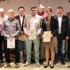 Verdiente Schiedsrichter: Verbandsschiedsrichterobmann Walter Moritz (links) und Gruppen-Obmann Josef Raab (rechts) ehrten (von links) Wolfgang Glos (15 Jahre), Heinz Krines (15 Jahre), Thomas Mangold (15 Jahre), Cornelius Göb (10 Jahre), Marcel Geuß (15 Jahre), Robert Fanenbruck (20 Jahre), Kerstin Hug (10 Jahre), Werner Friedrich (20 Jahre), Siegbert Frank (25 Jahre) und Harald Treubert (25 Jahre).