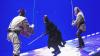 Schauspiel im leeren Raum: Eine Szene von den Dreharbeiten zu „Star Wars – Episode 1“ im Jahr 1999. Vor dem Bluescreen kämpfen zwei Jedi mit einem Sith. Aus ihren Stäben werden am Computer Laserschwerter, aus dem Blau wird jede beliebige Szenerie.