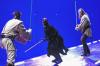 Schauspiel im leeren Raum: Eine Szene von den Dreharbeiten zu „Star Wars – Episode 1“ im Jahr 1999. Vor dem Bluescreen kämpfen zwei Jedi mit einem Sith. Aus ihren Stäben werden am Computer Laserschwerter, aus dem Blau wird jede beliebige Szenerie.