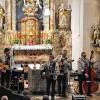 Krönender Abschluss: Das Trio Alpin und die Ursprung-Buam bei ihrer gemeinsamen Zugabe. Zuvor hatten die beiden weltbekannten Trios das Publikum in der Weisbacher Pfarrkirche zu Tränen gerührt.