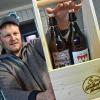 (jun)   Der vor eineinhalb Jahren in Halsbach mit seiner eigenen Kleinbrauerei namens Goikel-Bräu an den Start gegangene Braumeister Manuel Müller setzt das nächste Zeichen in Sachen Regionalität: Das Bier aus der Region gibt es ab sofort auch in der Holzkiste aus der Region. In den Mainfränkischen Werkstätten in Gemünden hat Müller einen Partner gefunden, der dekorative Holzkisten für die ein oder zwei Liter fassenden Flaschen herstellt. Vorerst 100 Kisten hat Müller geordert. Sie kosten im Einkauf wie im Verkauf rund sechs Euro. Im Internet, so erzählt Müller, hätte er die Holztragerl auch günstiger einkaufen können. Doch er wolle bewusst auf Regionalität setzen. Bereits seine Ein- und Zweiliterflaschen hat er bei Gerresheimer in Lohr fertigen lassen. Müllers Streben nach Regionalität zeigt sich auch darin, dass er mit dem Halsbacher Obsthof Stenger kooperiert. Eine Holzkiste, darin eine Flasche Goikel-Bier, eine Flasche Stenger-Likör, dazu Halsbacher Apfelchips und Gelee – fertig ist das Päckchen, das die beiden Halsbacher Betriebe gemeinsam schnüren. Das Bild zeigt Müller mit einer der Kisten, darin zwei Literflaschen Goikel-Bier.Foto: J. Ungemach