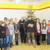 Es ist geschafft: Der Weihnachtsbaum für Flüchtlinge ist geschmückt.